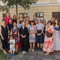 Gruppenfoto von rund 20 Personen