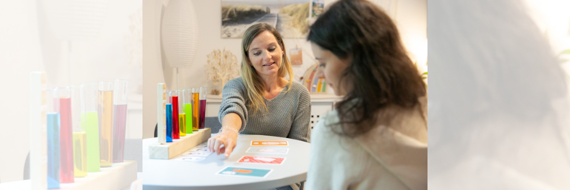 eine junge Frau bei einem Therapieangebot