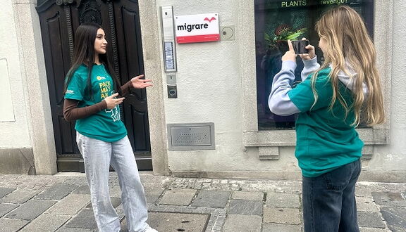 Eine Schülerin filmt eine andere Schülerin.