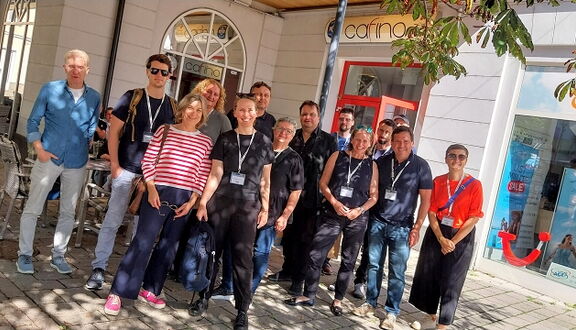 Gruppenbild vor einem Café