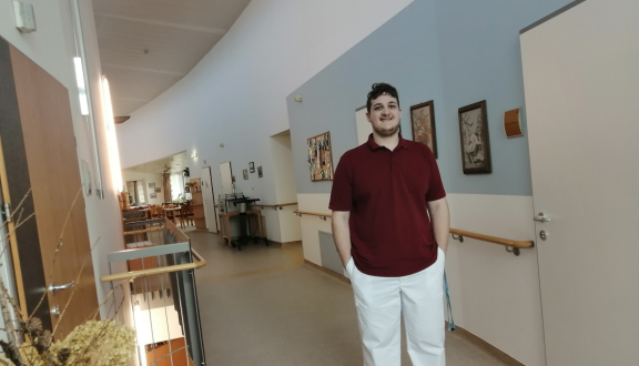 ein junge Mann in einem Pflegebereich