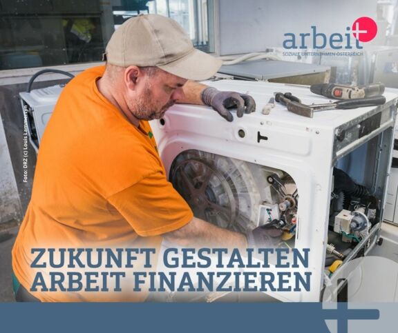 Mann repariert Waschmaschine