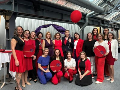 Gruppenbild von Frauen, die Garderobe ist vorwiegend rot.
