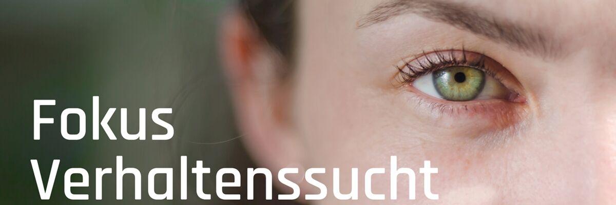 Man sieht das Auge einer Frau in Nahaufnahme