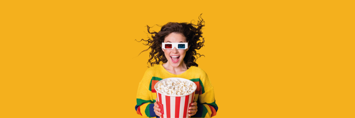 ein junge Frau mit 3-D-Brille und Popcorn