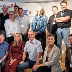 Gruppenbild mit Vertreter:innen vom AMS Kärnten