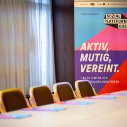 Sozialplattform OÖ Rollup in einem leeren Semnarraum