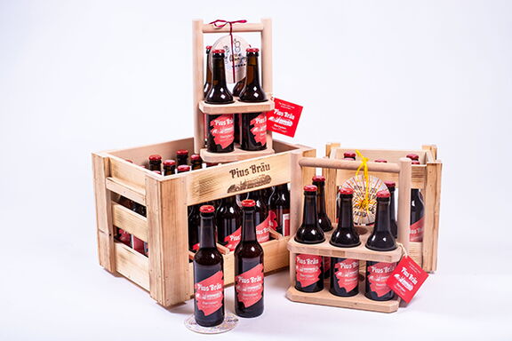 Bier Pius Bräu in Holzträgern und Holzkisten