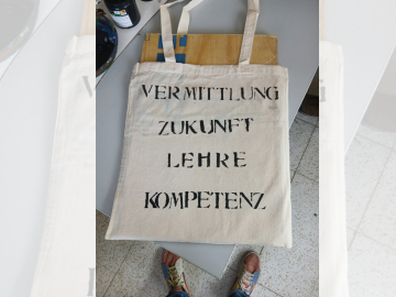 Eine Stofftasche mit dem Aufdruck "Vermittlung, Zukunft, Lehre, Kompetenz