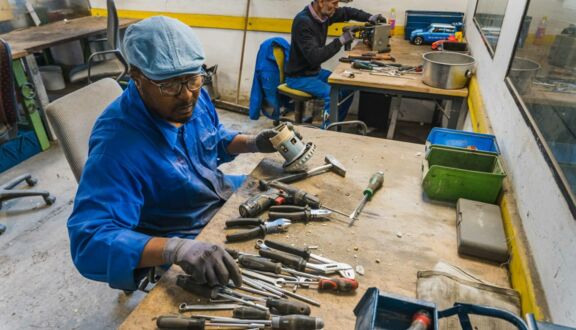 Männer arbeiten in einer Werkstatt