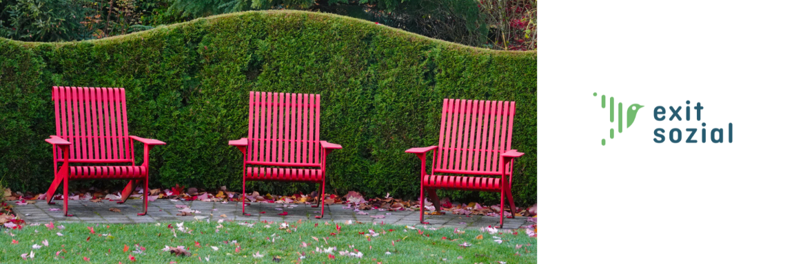 Man sieht drei rote Gartenstühle in einem Garten mit Herbstlaub. Daneben ist das Logo von Exit sozial.