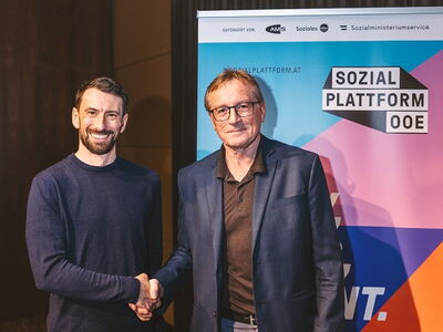 Stefan Thurner und Josef Pürmayr sind auf diesem Bild zu sehen und sind bis Juni gemeinsam in der Geschäftsführung der Sozialplattform OÖ tätig.