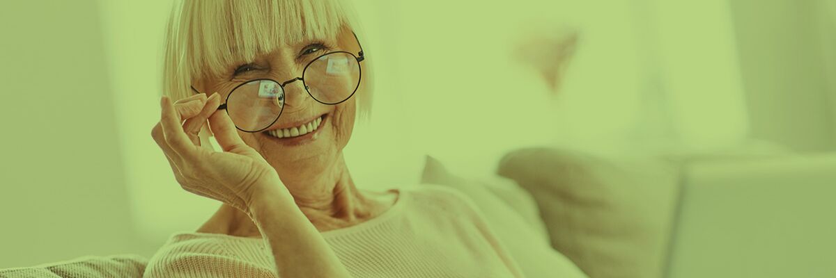 ältere Frau mit Brille lächelt
