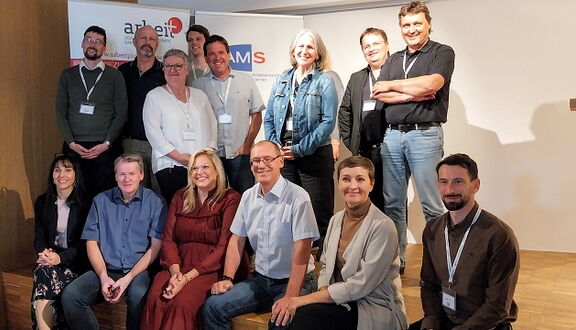 Gruppenbild mit Vertreter:innen vom AMS Kärnten