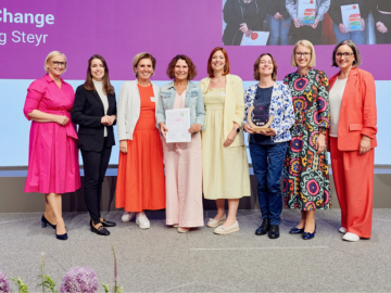 Die Preisträgerinnen der Frauenstiftung Steyr und Politikerinnen stehen auf einer Bühnen
