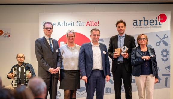 Roland Sauer, Sabine Rehbichler, Johannes Kopf, Stefan Sifkovits und Manuela Vollmann bei der Gütesiegel-Verleihung