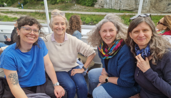 4 Frauen sitzen auf einem Boot