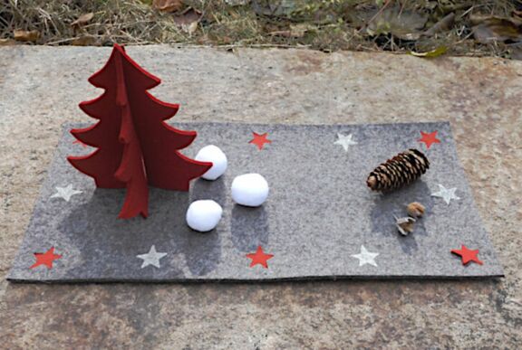 weihnachtlicher Filztischläufer und Weihnachtsbaum