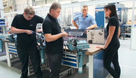 Burschen arbeiten an einem Schraubstock