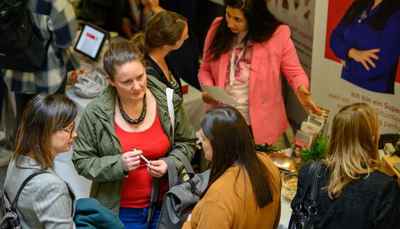 Besucherinnen unterhalten sich bei der Connect Karrieremesse Sozialwirtschaft 2025