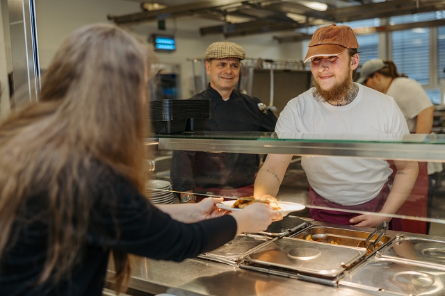 Links sieht man Oliver Horn. Er ist Fachanleiter in der FAB-Kantine und unterstützt Langzeitarbeitslose wie Nico Horn, den man rechts im Bild sieht.